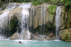 Cascadas en el Parque Nacional de Erawan, provincia de Kanchanaburi ... Cascadas en el Parque Nacional de Erawan, provincia de Kanchanaburi ...