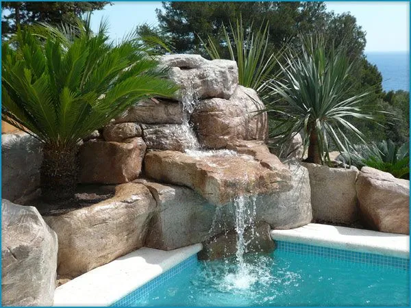 Cascadas en roca artificial en piscinas, estanques y decoración ...