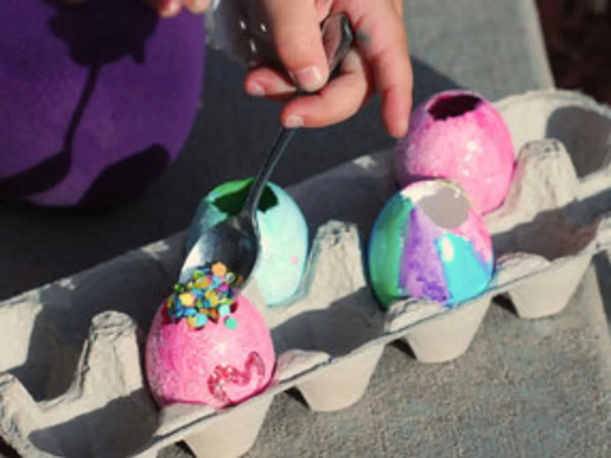 Cascarones: Una divertida tradición latina para celebrar 'Easter' | MamasLatinas.com Cascarones: Una divertida tradición latina para celebrar 'Easter' | MamasLatinas.com