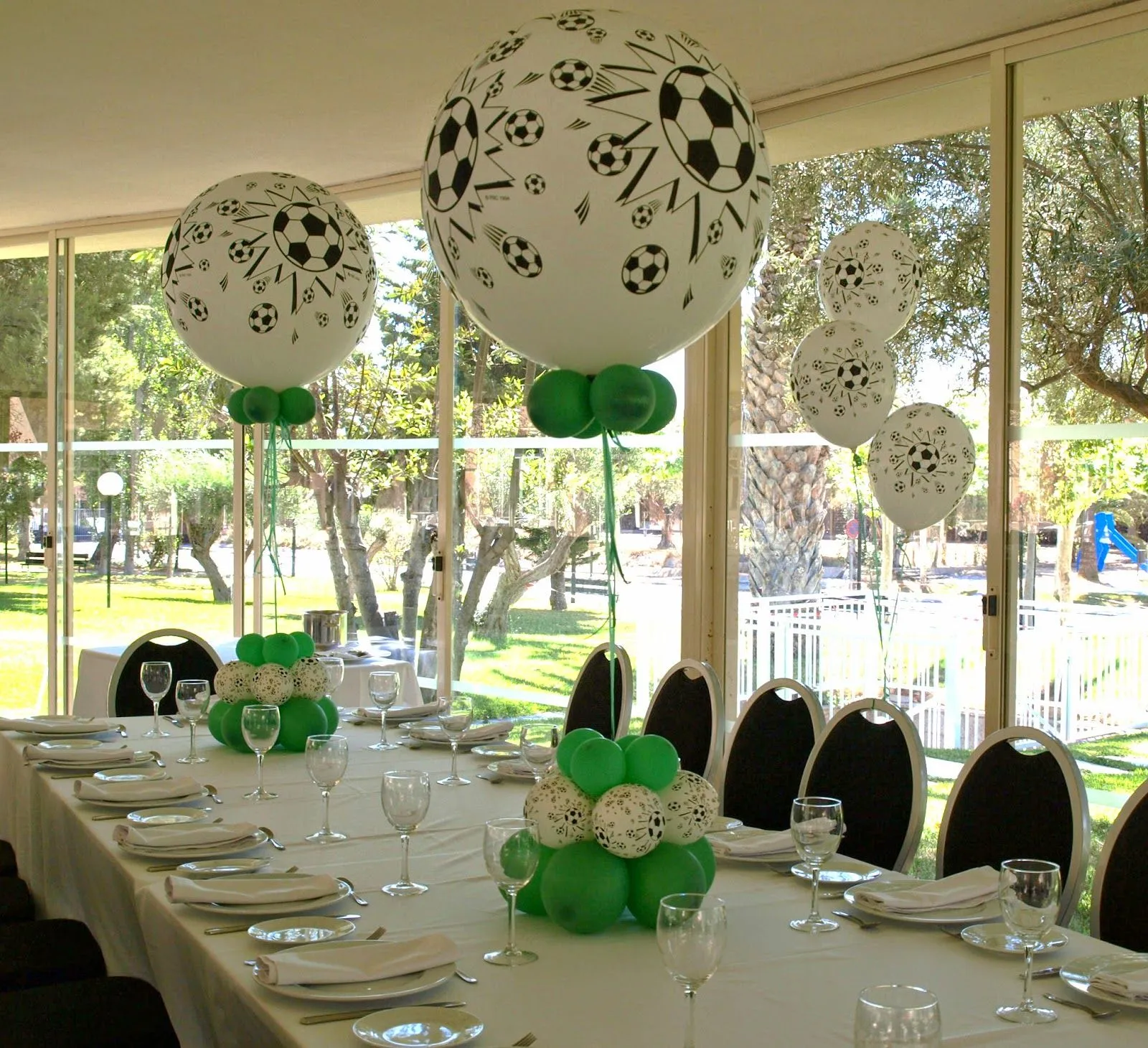La Casita de Esther: Mesa dulce y globos comunión futbol La Casita de Esther: Mesa dulce y globos comunión futbol