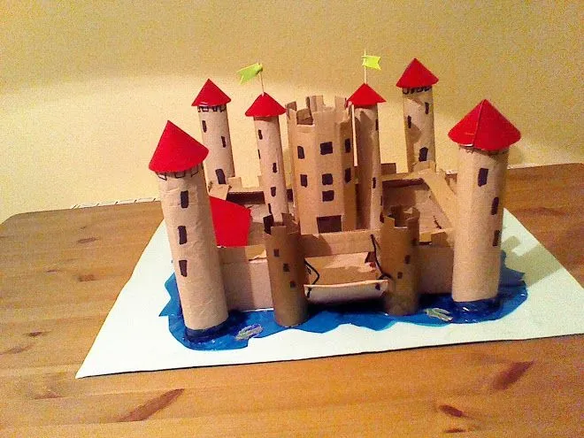 Castillo con materiales reciclados hecho a mano | Rusketa.com