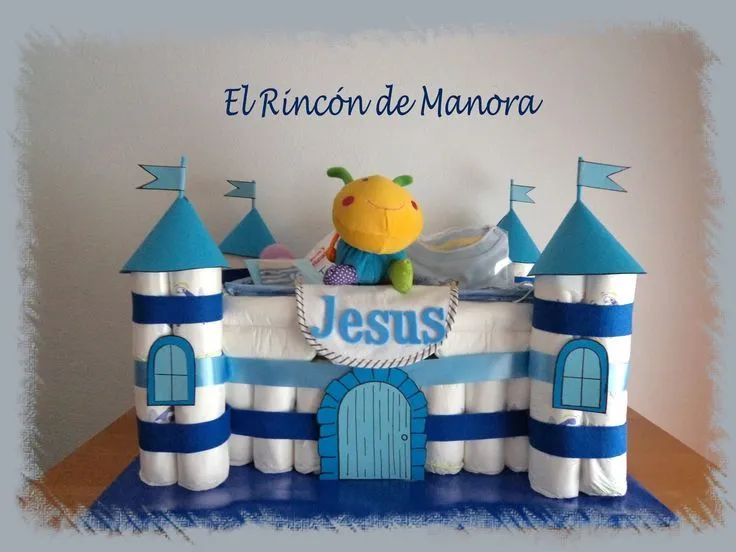 Castillo hecho con pañales y obsequios de bebé | Creaciones con ...
