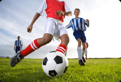 Niños jugando a futbol - Imagui