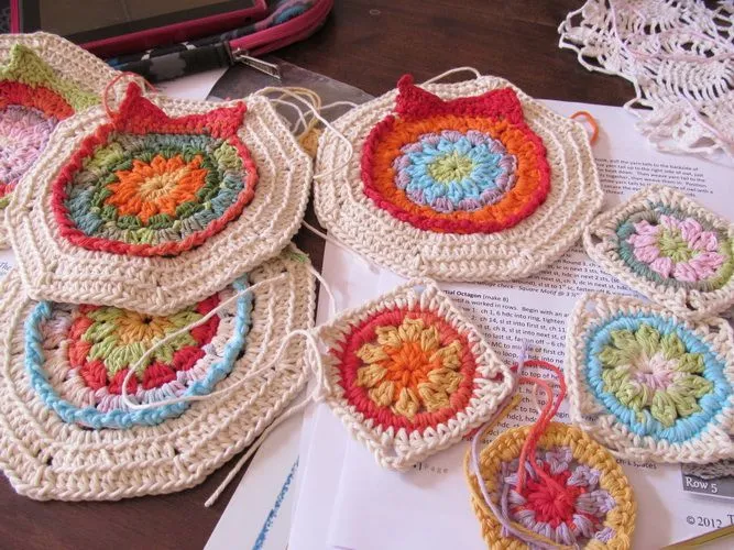 Catalana: Cartera al crochet con lechuzas