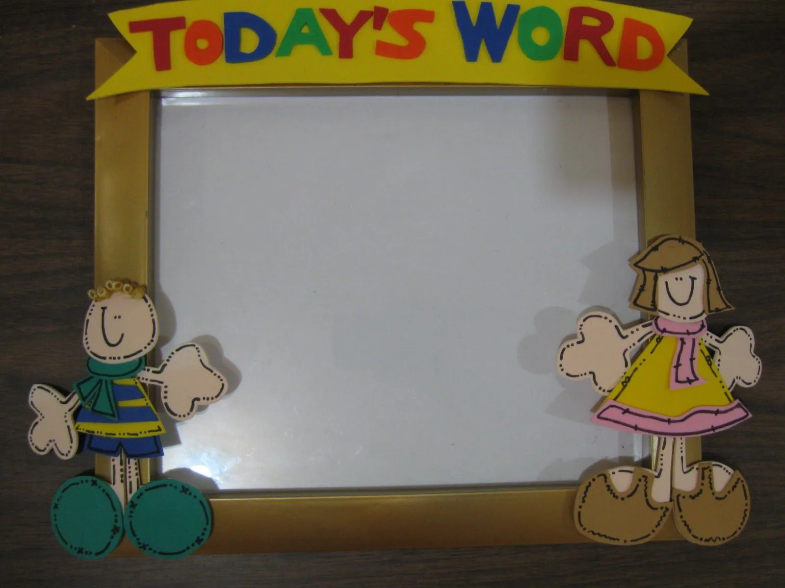 SIMPÁTICO PORTARRETRATO 8 X 10 DECORADO CON UNA PAREJITA DE NIÑOS