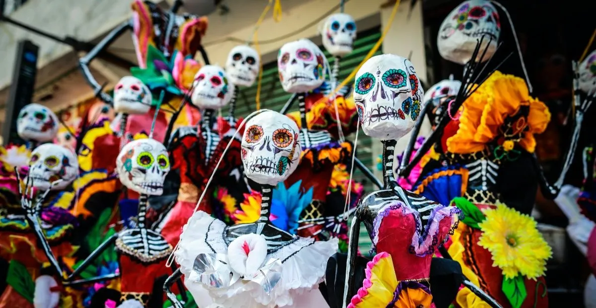 Catrinas y piñatas se fusionan para un Día de Muertos en pandemia