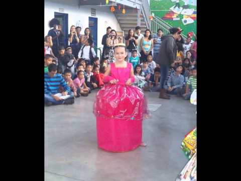 CELEBRACIÓN DÍA DEL NIÑO DISFRACES EN MATERIAL RECICLABLE - YouTube