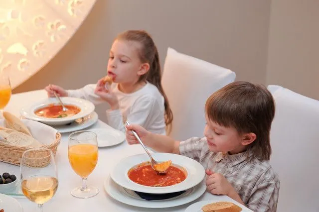 Cenamos afuera: cómo enseñar buenos modales a los niños con juegos ...