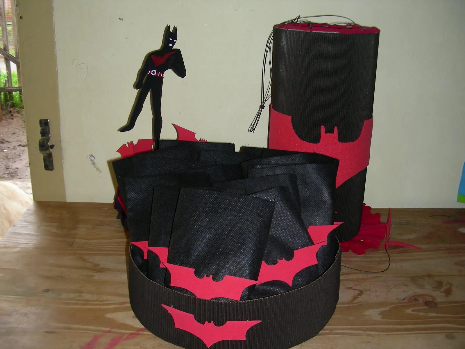 Centro de Mesa, Bolsitas y Piñata Batman del Futuro Centro de Mesa, Bolsitas y Piñata Batman del Futuro