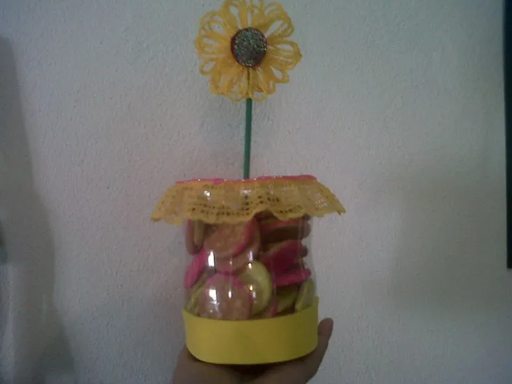 Centro de mesa con botella de refresco, galletas, foami, encaje ...