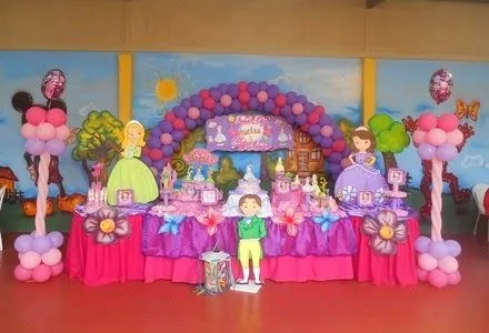 Decoración con globos de la princesa sofia - Imagui