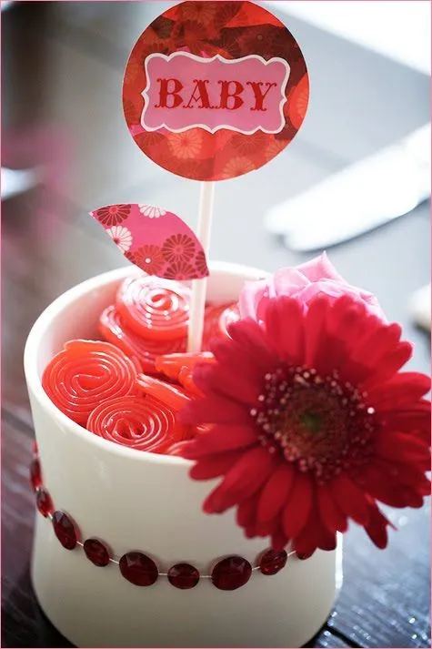 Centros de mesa de dulces y flores