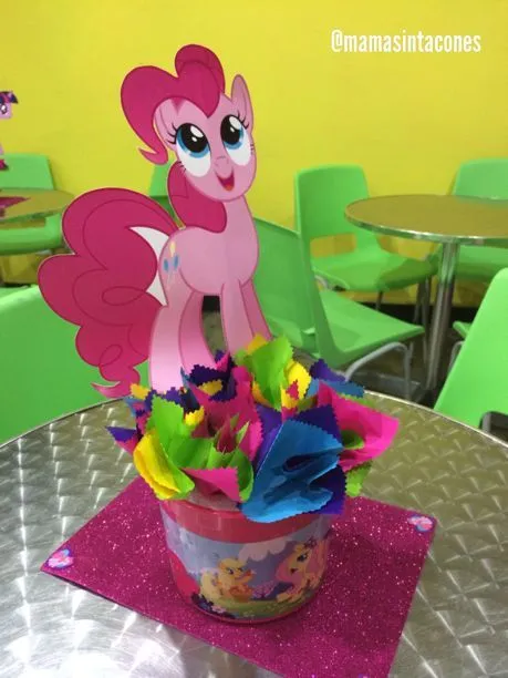 Los centros de mesa fueron caseros. Imprimí la imagen de cada Pony ... Los centros de mesa fueron caseros. Imprimí la imagen de cada Pony ...