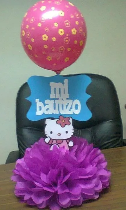 Centro de mesa Hello Kitty, con pompón de papel seda, rótulo ... Centro de mesa Hello Kitty, con pompón de papel seda, rótulo ...