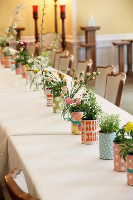 Una mesa decorada con latas y flores - Paperblog Una mesa decorada con latas y flores - Paperblog