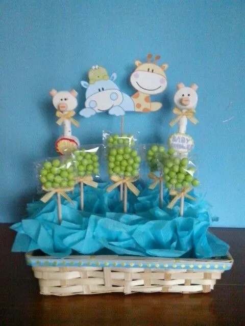 Lindo centro de mesa con dulces y jirafas hechas con bombon ... Lindo centro de mesa con dulces y jirafas hechas con bombon ...