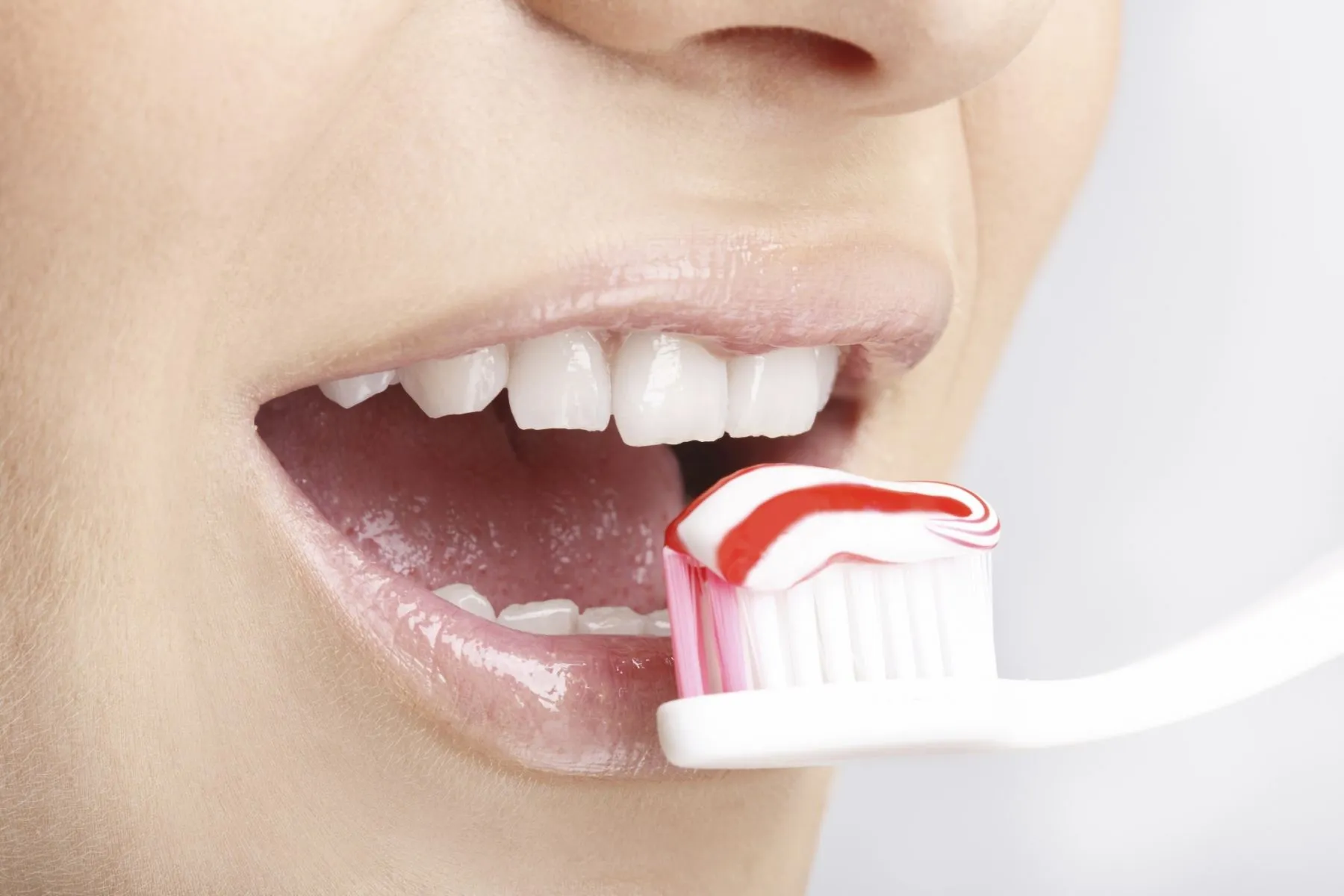 Cepillado correcto de dientes mejora tu salud bucal | Bienestar180 Cepillado correcto de dientes mejora tu salud bucal | Bienestar180