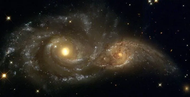 Cerebro Digital (NGC 2207 y IC2163 son dos galaxias espirales.) Cerebro Digital (NGC 2207 y IC2163 son dos galaxias espirales.)