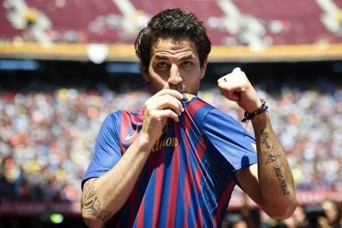 Cesc Fabregas | Tatuaje en el antebrazo izquierdo que pone “Hayete ... Cesc Fabregas | Tatuaje en el antebrazo izquierdo que pone “Hayete ...