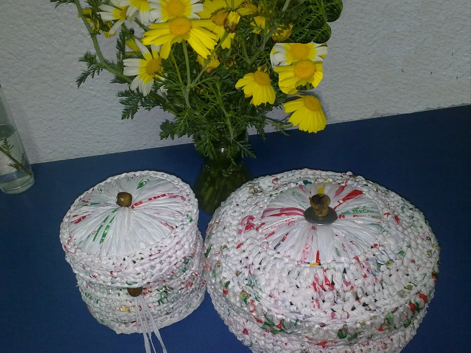 CESTA CON TAPA DE RECICLADO DE BOLSAS DE PLASTICO | arenaenlasmanos