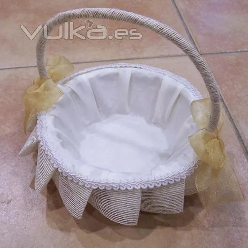 Cesta De Mimbre Decorada Con Figura Navidea | Beautiful Scenery ...