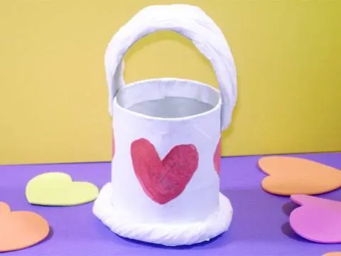 Como hacer una cestita pequeña con un tubo de papel higienico ... Como hacer una cestita pequeña con un tubo de papel higienico ...
