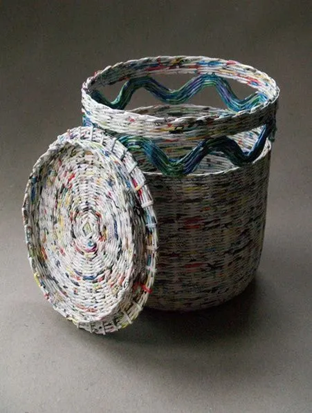 Cesto con tapa de papel de periódico reciclado - Basket with ... Cesto con tapa de papel de periódico reciclado - Basket with ...