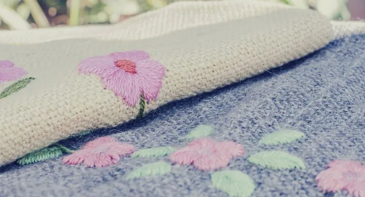 Chal tejido en lana de llama bordado a mano. (Obra Inspiración ...