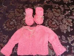 chaleco de bebe con botines tejidos a palillos