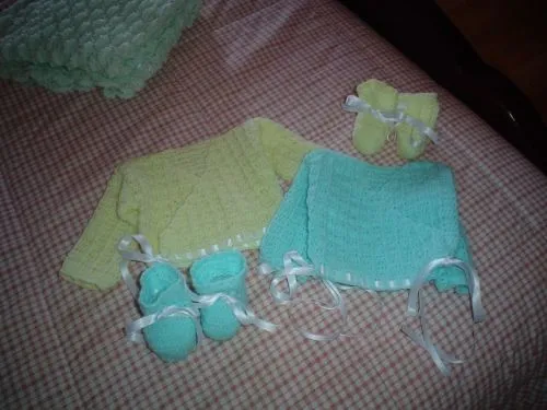 Como hacer chambrita para bebé con agujas - Imagui