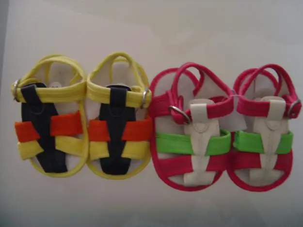 Sandalias para bebé hechas en foami - Imagui