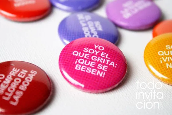 Chapas divertidas para tus invitados en tu boda - invitaciones y ...