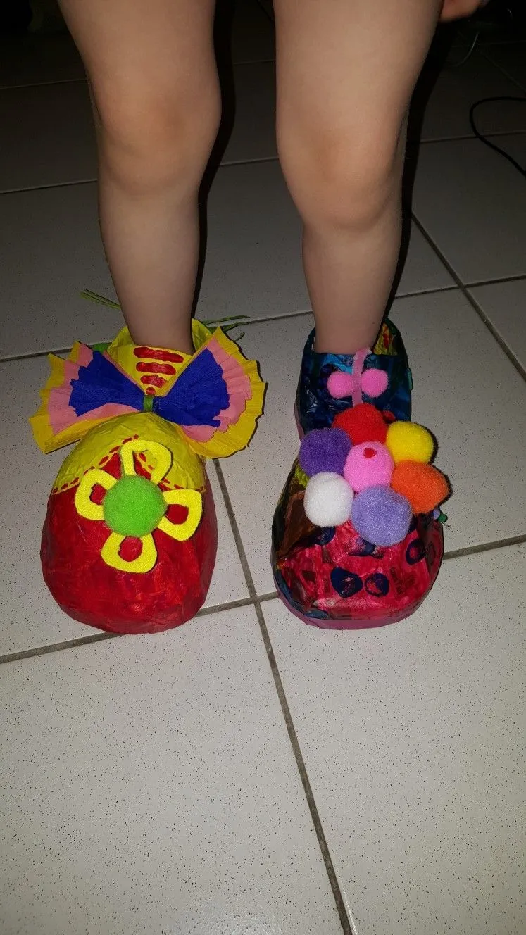 Nos chaussures de clown carton papier mâché crepon | Zapatos de payaso, Zapatos locos, Disfraces locos Nos chaussures de clown carton papier mâché crepon | Zapatos de payaso, Zapatos locos, Disfraces locos
