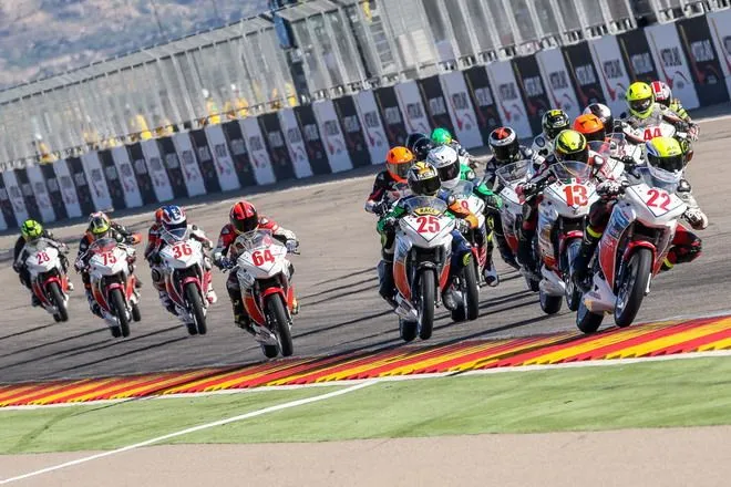 Para chavales de 12 a 18 años, nueva Copa Honda 2016 con CBR300R ... Para chavales de 12 a 18 años, nueva Copa Honda 2016 con CBR300R ...