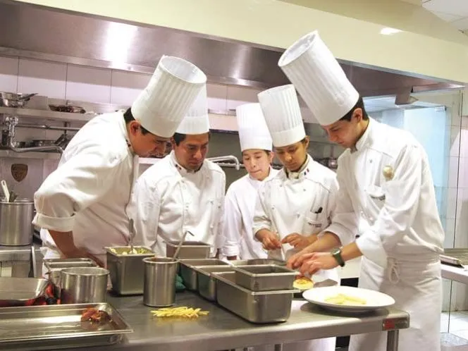 Chef mujer cocinando - Imagui