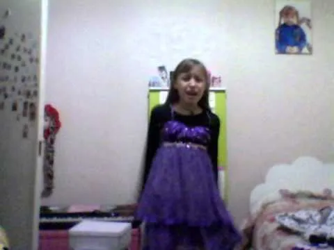 chica de 13 años cantando en mi mundo con un vestido lindo - YouTube