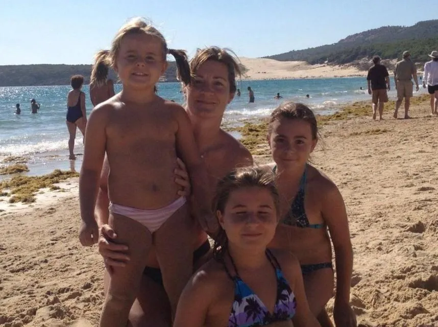 Una chica compara sus fotos en bikini con 13 y 26 años para mostrar su aceptación Una chica compara sus fotos en bikini con 13 y 26 años para mostrar su aceptación