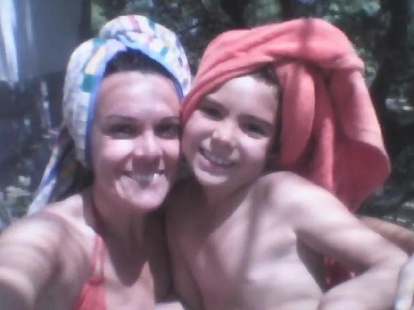 Una chica compara sus fotos en bikini con 13 y 26 años para mostrar su aceptación Una chica compara sus fotos en bikini con 13 y 26 años para mostrar su aceptación