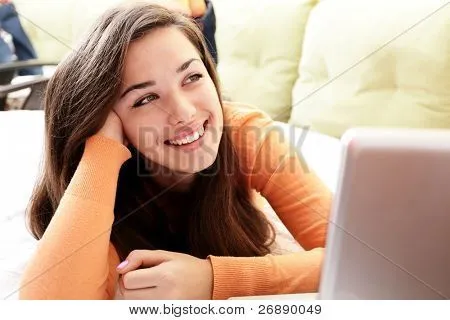 Chica feliz tumbado en la cama con la laptop Fotos stock e ... Chica feliz tumbado en la cama con la laptop Fotos stock e ...