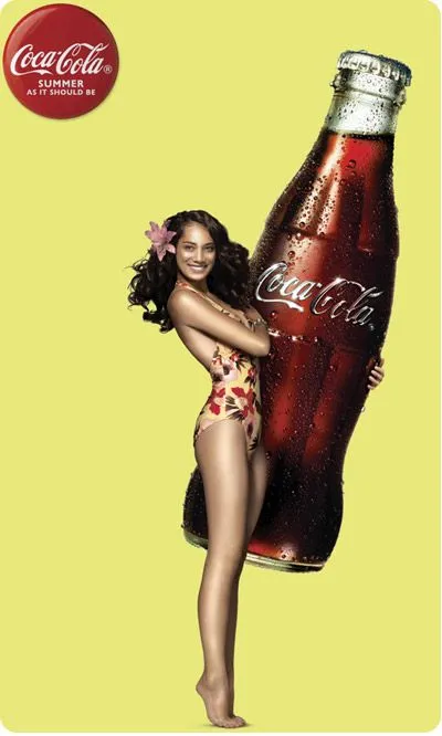 Chica morena en publicidad de Coca Cola, Nueva Zelanda.