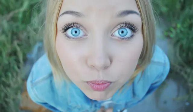 Chica con los ojos azules