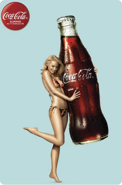 Chica rubia en publicidad de Coca Cola, Nueva Zelanda.