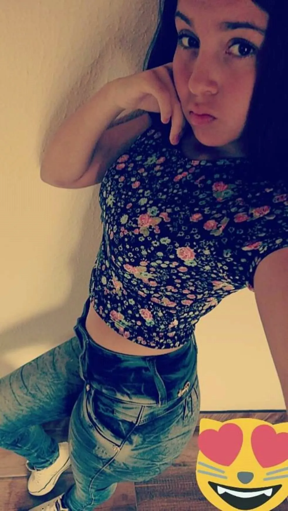 chicas de Facebook on X: "Laura ... 