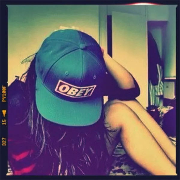 Fotos de chicas bonitas con gorras planas - Imagui