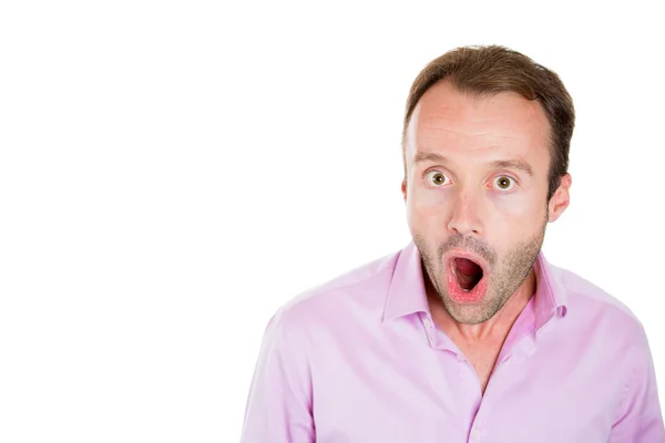 chico joven sorprendido, sorprendido, asombrado en camisa rosa ...