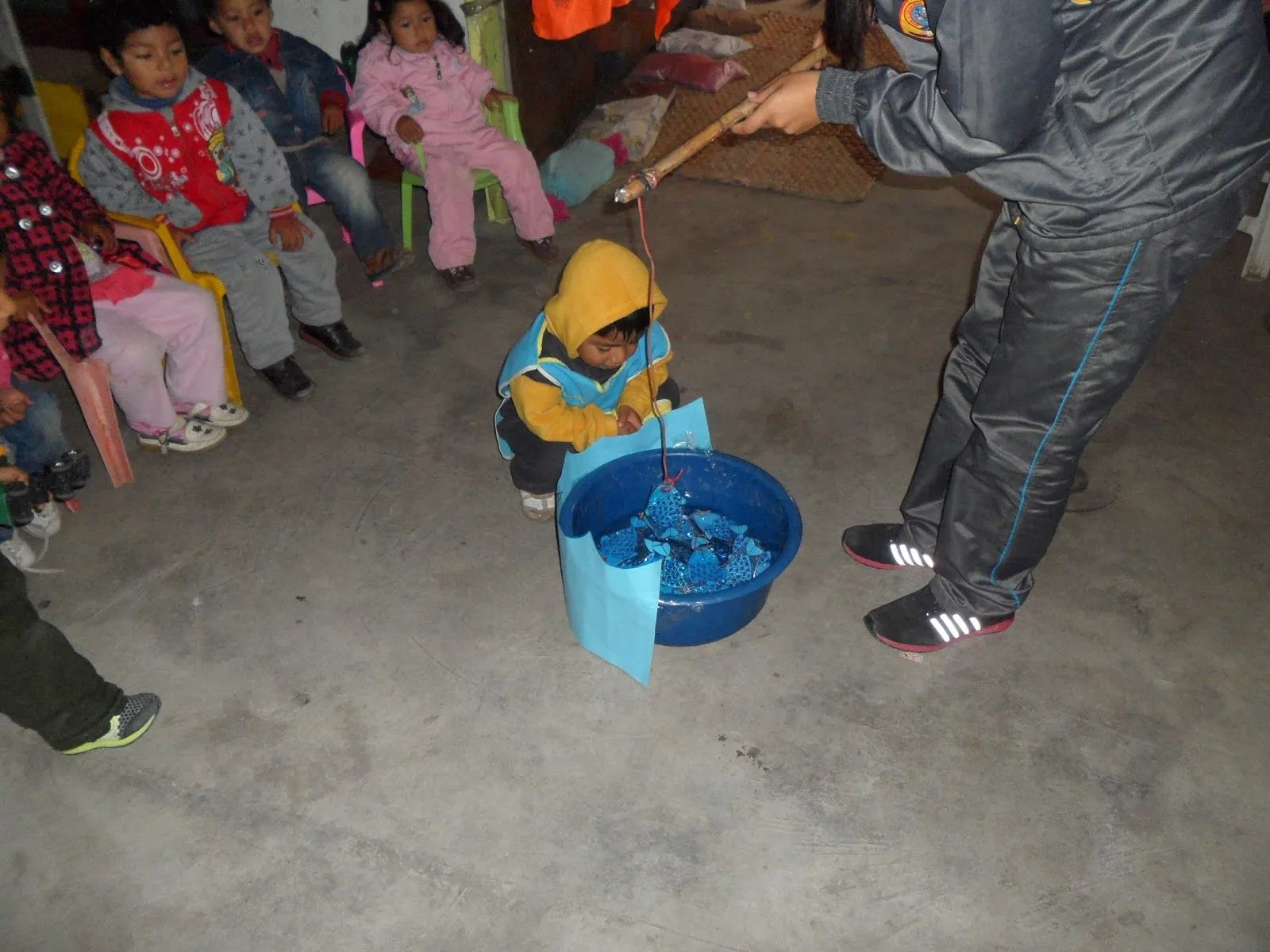 CHIKIIDEAS": Peces de origami y de papel de colores con foami.