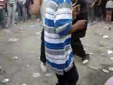 cholos bailando cumbia de celso pina - YouTube