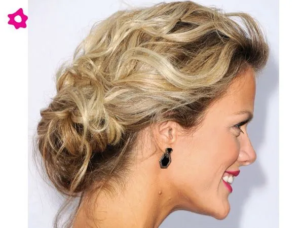 Chongo bajo, despeinado y con ondas perfecto para una boda de día ... Chongo bajo, despeinado y con ondas perfecto para una boda de día ...