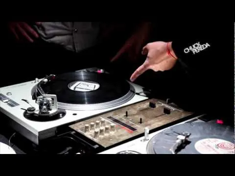Chuck Pereda & DJ Franz Hablan De Las Tornamesas - YouTube