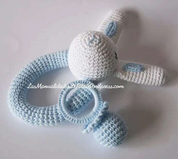 sonajero y chupete de crochet | Las Manualidades de Rita